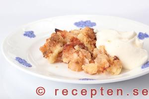 En bit äppelpaj serverad med vispad grädde en bit äppelpaj serverad med vispad grädde