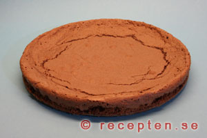 Kladdkakan redo att serveras med vispad grädde Kladdkaka till servering