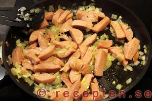 Så gör du Korv stroganoff steg 2 Korv stroganoff steg 2