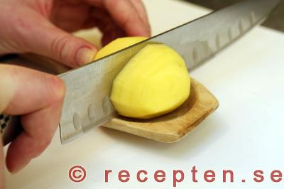 skär potatisen i en träsked