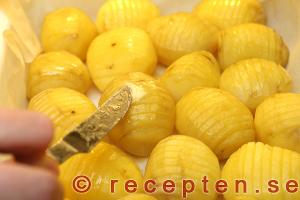 Så gör du Hasselbackspotatis steg 6.1 Hasselbackspotatis steg 6.1