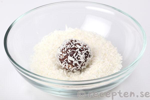 chokladbollar steg 4: chokladboll rullad i kokosflingor