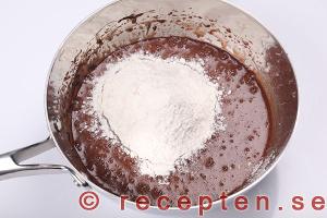 Så gör du Kladdkaka med nötter steg 5.1 Kladdkaka med nötter steg 5.1