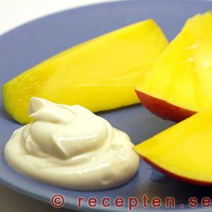 Mango med vaniljkesella