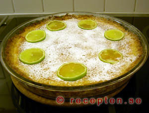 Paj med lime att servera Servera citronpaj med lime