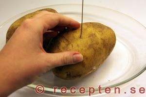 Laxfilé med ägg- och räkröra samt bakad potatis steg 1.1