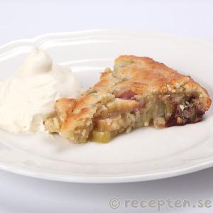 Recept på rabarberpaj med täcke av mandelmassa