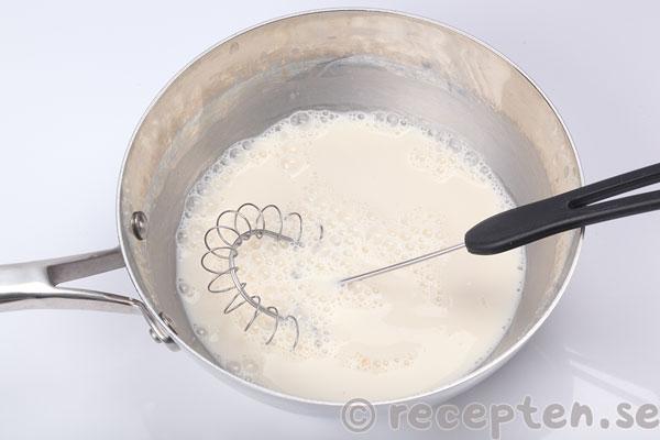 gräddtårta steg 7: mjölk, strösocker och marsanpulver