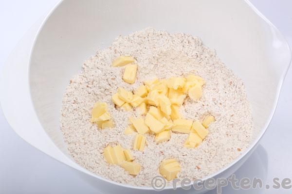 scones steg 2: lägg smöret i mjölblandningen