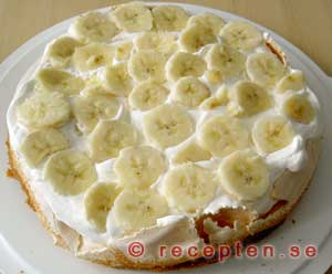 fyllning med banan och grädde fyllning i marängtårtan