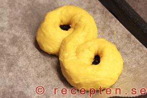 Tryck i russin i lussekatterna. russin intryckta i lussekatt