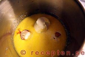 Tillsätt övriga ingredienser utom mjölet. resten av ingredienserna till degen förutom vetemjöl tillsatt