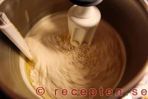 Börja arbeta in mjölet i degen. mjölet börjar arbetas in i degen