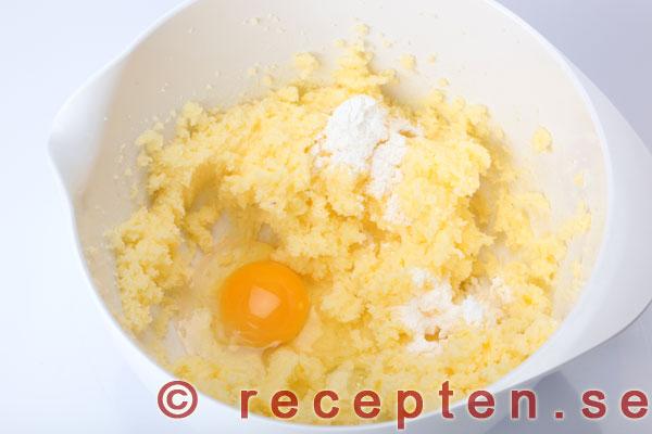 ägg, vaniljsocker, bakpulver tillsatt