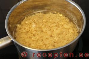 Så gör du steg 1 makaronipudding / makaronilåda instruktion steg 1 makaronipudding / makaronilåda