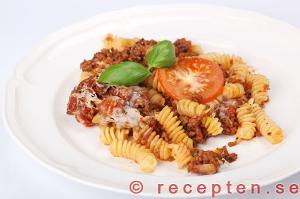 Recept på pastagratäng serverad med broccoli pastagratäng recept
