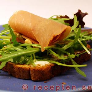 lufttorkad skinka p&aring; salladsb&auml;dd recept