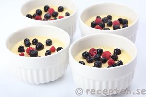 recept p&aring; pannacotta med vit choklad garnerad med bl&aring;b&auml;r