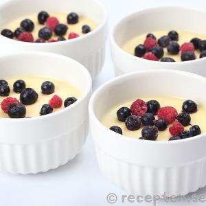 recept p&aring; pannacotta med vit choklad garnerad med bl&aring;b&auml;r