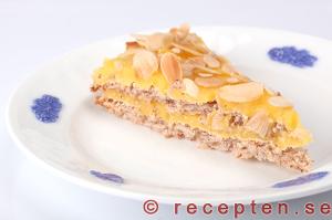 Recept på Oscar II tårta, en mandeltårta med smörkräm. mandeltårta med smörkräm