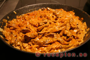 Biff stroganoffen tillagas biff stroganoff i stekpannan
