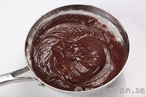 Så gör du steg 4.2 mintchokladtårta - lyxig kladdkaka med after eight instruktion steg 4.2 mintchokladtårta - lyxig kladdkaka med after eight