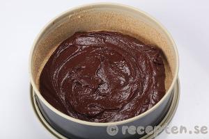 Så gör du steg 5.3 mintchokladtårta - lyxig kladdkaka med after eight instruktion steg 5.3 mintchokladtårta - lyxig kladdkaka med after eight