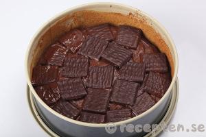 Så gör du steg 6 mintchokladtårta - lyxig kladdkaka med after eight instruktion steg 6 mintchokladtårta - lyxig kladdkaka med after eight