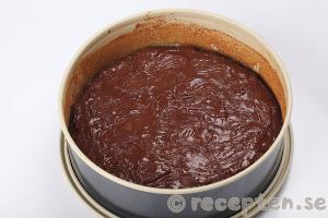 Så gör du steg 7.2 mintchokladtårta - lyxig kladdkaka med after eight instruktion steg 7.2 mintchokladtårta - lyxig kladdkaka med after eight