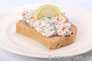 Laxr&ouml;ra p&aring; rostat br&ouml;d