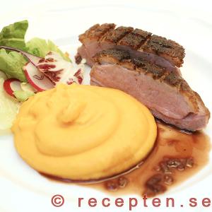 Ankbr&ouml;st med s&ouml;tpotatispur&eacute;