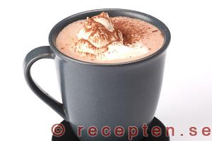 Varm choklad serverad med vispad grädde och siktad kakao varm choklad serverad med vispad grädde och siktad kakao