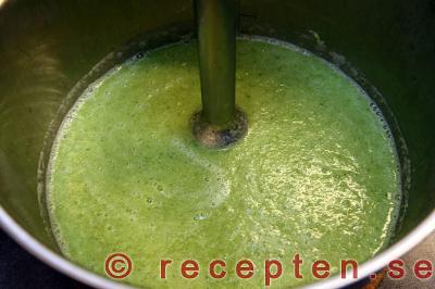 mixa till en slät broccolisoppa