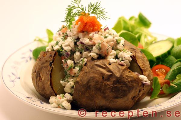 bakad potatis med räkor och kesoröra