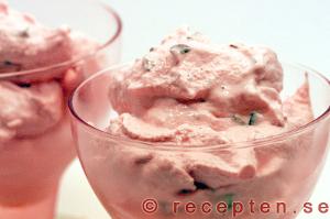 Recept på Tranbärsyoghurtglass tranbärsyoghurtglass