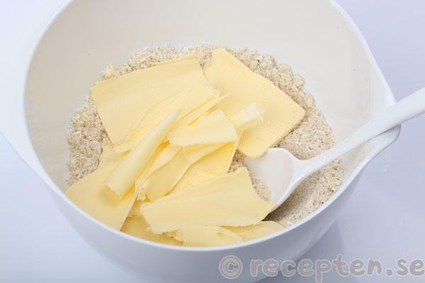 rabarberpaj lchf steg 4:1: tillsätt smöret