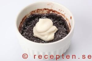 Muggkladdkaka serverad muggkladdkaka serverad