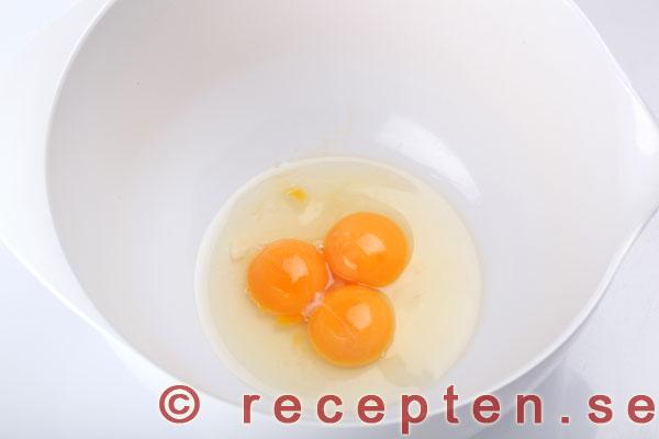 två äggulor och ett helt ägg