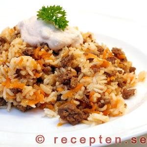 Köttfärsrisotto med yoghurtsås