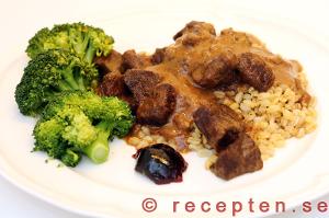 Biffgrytan serverad med kokt bulgur, broccoli och gelé. biffgryta