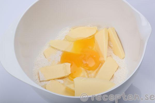 mazarinrutor steg 2: smör i mindre bitar och ägg tillsatt