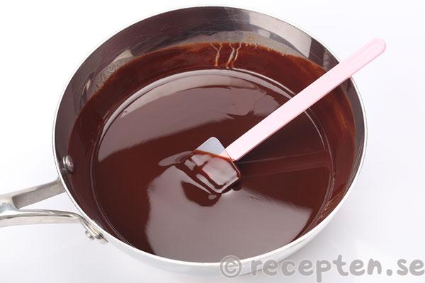 chokladkladdkaka steg 1: smält smör och choklad