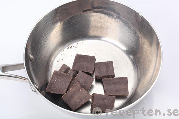 kolaglass med choklad steg 5: choklad i bitar