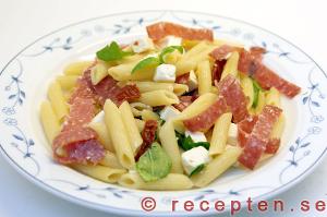 Pasta penne med salami och fetaost