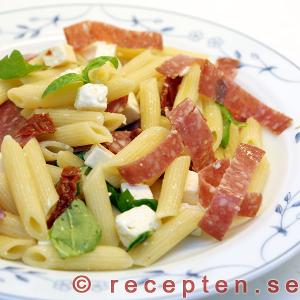 Pasta penne med salami och fetaost