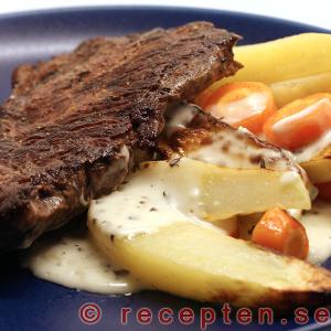 Biff med vitlökssås och ugnsstekt potatis