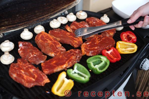 Jag grillar champinjoner, kött och paprika grillning