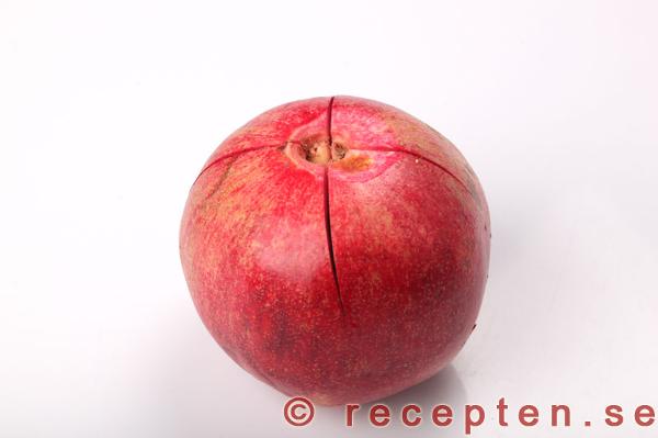 granatäpple med skuret kryss och toppen bortskuren