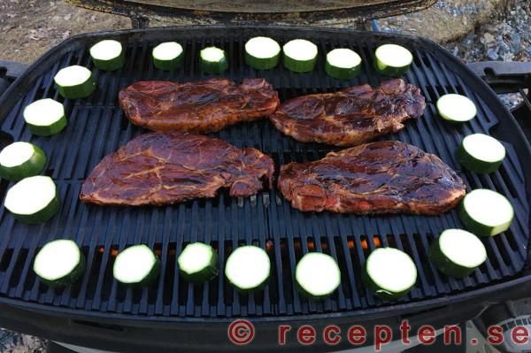 Grillar karrékotletter och zucchini