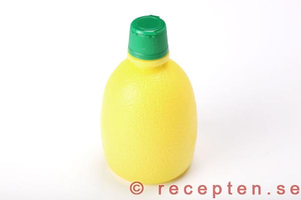 Saft av pressade citroner citronsaft
